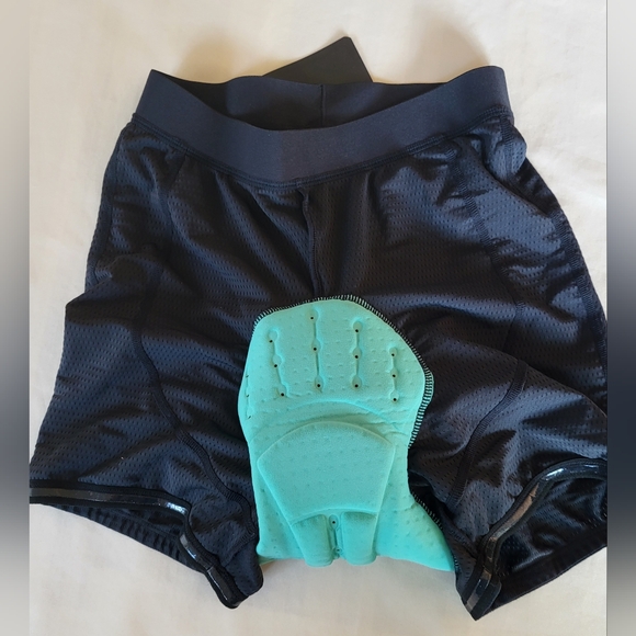 Padded mesh shorts for biking or spinning. - Picture 8 of 9